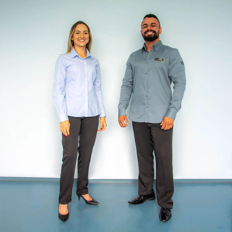Modelos de corpo inteiro usando uniformes sociais PrimeTec