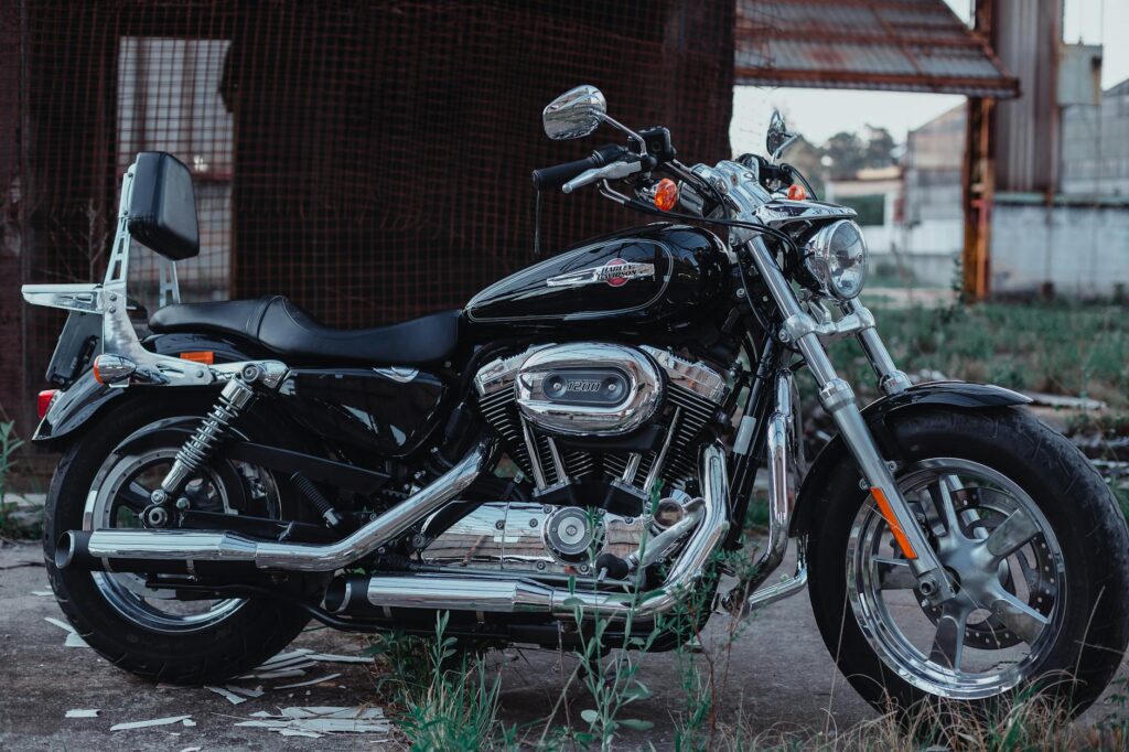 Motocicleta Preta Clássica Estacionada Ao Ar Livre